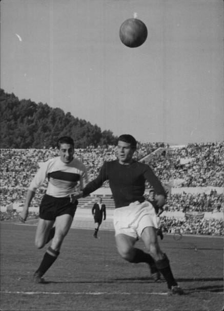 Addio al calciatore Alcides Ghiggia. Aveva 88 anni. In questa foto da un Roma-Torino il contrasto tra Ghiggia e Farina nel 1953